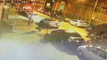 Video de seguridad muestra el presunto asesino llevando un paquete a su automóvil.