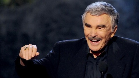 El veterano actor Burt Reynolds dijo lo que pensó, sin usar la diplomacia, sobre Charlie Sheen.