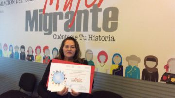 Carmen Carrera muestra su premio en Mujer Migrante Cuéntame tu historia.