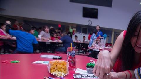 Los menores migrantes merecen asistencia educativa.