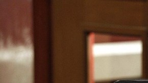 El actor Charlie Sheen se defiende de las acusaciones de agresión y presión para que su exprometida abortara al hijo de ambos.