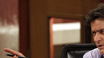 El actor Charlie Sheen se defiende de las acusaciones de agresión y presión para que su exprometida abortara al hijo de ambos.