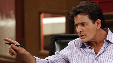El actor Charlie Sheen se defiende de las acusaciones de agresión y presión para que su exprometida abortara al hijo de ambos.