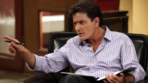 El actor Charlie Sheen se defiende de las acusaciones de agresión y presión para que su exprometida abortara al hijo de ambos.