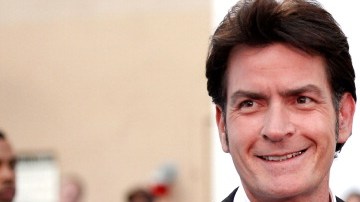 El actor Charlie Sheen ya recibió lo que se cree será la primera de varias demandas de exparejas.