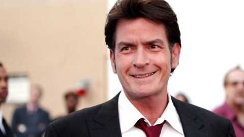 El actor Charlie Sheen ya recibió lo que se cree será la primera de varias demandas de exparejas.