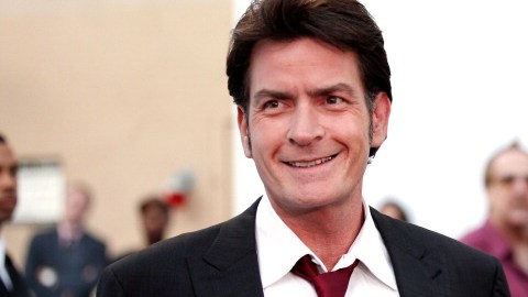 El actor Charlie Sheen ya recibió lo que se cree será la primera de varias demandas de exparejas.