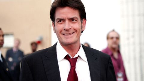 El actor Charlie Sheen ya recibió lo que se cree será la primera de varias demandas de exparejas.