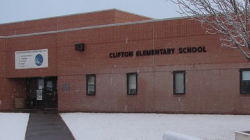 Cinco menores de quinto grado que estudian en esta escuela de New Jersey fueron suspendidos por haber planeado una explosión.