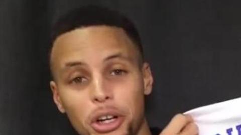 Curry, con el jersey que regalará a Messi.