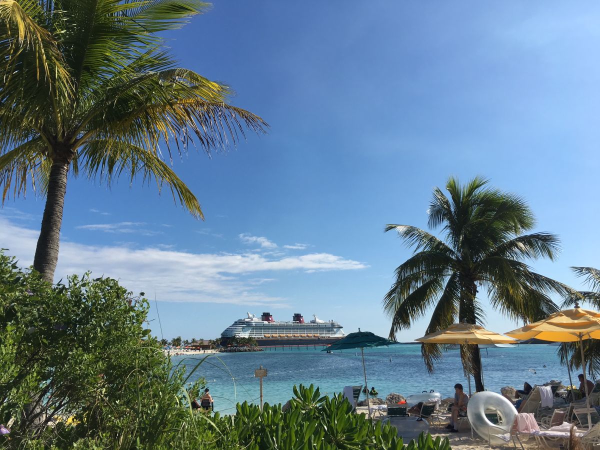 El Disney Dream desde Castaway Cay, la isla de Disney en las Bahamas.