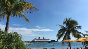 El Disney Dream desde Castaway Cay, la isla de Disney en las Bahamas.