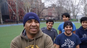 El entrenador Alfonso Eugenio con los 'Conejitos', un grupo de jóvenes atletas de El Barrio. 
Foto Crédito: Gerardo Romo/El Diario