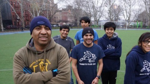 El entrenador Alfonso Eugenio con los 'Conejitos', un grupo de jóvenes atletas de El Barrio. 
Foto Crédito: Gerardo Romo/El Diario