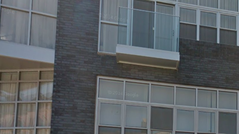 Los residentes de este edificio fueron evacuados el pasado martes por fallas en la estructura. Detrás de la propiedad hay varios misterios.