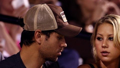 Enrique Iglesias y Anna Kournikova en un evento público.