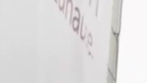 El trabajo de instalar y reemplazar anuncios en rascacielos es de alto riesgo.