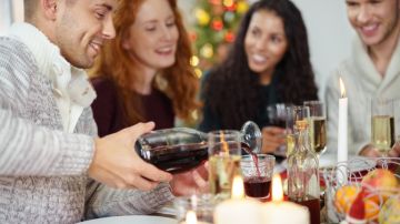 Las bebidas alcohólicas aportan gran cantidad de calorías que la comida festiva que se ingiere con control.