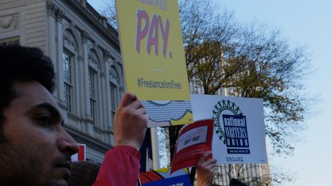 Los freelancers se manifestaron ayer en las escalinatas del ayuntamiento./Cortesía