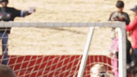 Kobe Bryant se ha mantenido cerca del fútbol. Aquí en un campamento con futbolistas sudafricanos en el marco del Mundial de 2010.