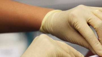 La Administarción Federal de Alimentos y Medicinas (FDA) revocó hoy una prohibición para que los gays puedan donar sangre.