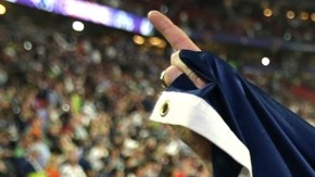 Un fanáticos de los Patriots festeja la damática victoria de su equipo en el Super Bowl.