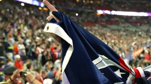 Un fanáticos de los Patriots festeja la damática victoria de su equipo en el Super Bowl.