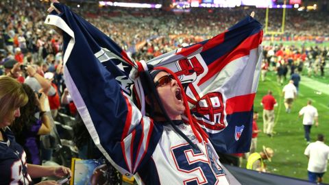 Un fanáticos de los Patriots festeja la damática victoria de su equipo en el Super Bowl.