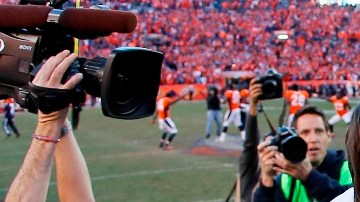 Tom Brady felicita a Peyton Manning al final de su más reciente duelo. El quarterback de los Patriots expresó su apoyo por su legendario colega.