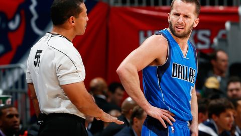 Bill Kennedy, un árbitro que aparece aquí junto a J.J. Barea, decidión hacer pública su homosexualidad para ayudar a generar mayor consciencia de aceptación.