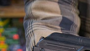 Balas antiblindaje calibre  5.56 mms y fusil de asalto AK-47 a la venta en una tienda de armas de Illinois