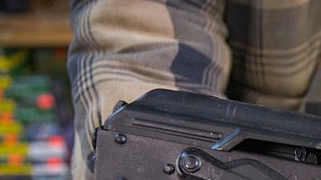 Balas antiblindaje calibre  5.56 mms y fusil de asalto AK-47 a la venta en una tienda de armas de Illinois