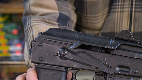 Balas antiblindaje calibre  5.56 mms y fusil de asalto AK-47 a la venta en una tienda de armas de Illinois