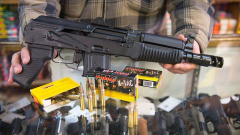 Balas antiblindaje calibre 5.56 mms y fusil de asalto AK-47 a la venta en una tienda de armas de Illinois