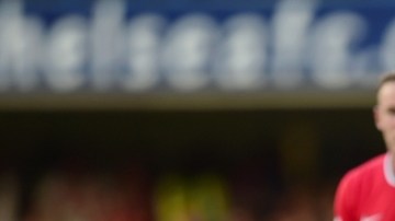 Eden Hazard del Chelsea se quita la marca de Antonio Valencia del Man U ante la mirada de Wayne Rooney.