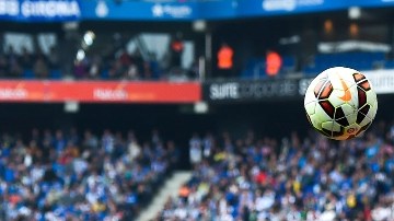 El Barcelona de Lionel Messi se mide a su vecino de la ciudad, el Espanyol.