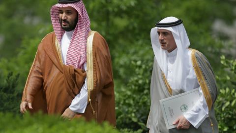 Príncipe Mohammed bin Salman y el Ministro de Asuntos Exteriores Adel Al-Jubeir