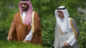 Príncipe Mohammed bin Salman y el Ministro de Asuntos Exteriores Adel Al-Jubeir