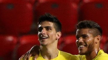 Dos Santos (centro), durante un partido amistoso del Villarreal en Australia.