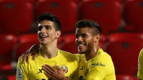 Dos Santos (centro), durante un partido amistoso del Villarreal en Australia.