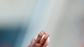 El cerrador cubano Aroldis Chapman tiene un cañón en el brazo izquierdo, pero aún está pendiente el caso de violencia doméstica en su contra.