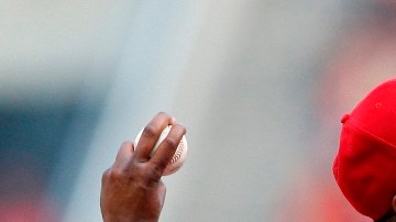 El cerrador cubano Aroldis Chapman tiene un cañón en el brazo izquierdo, pero aún está pendiente el caso de violencia doméstica en su contra.