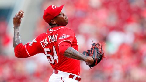 El cerrador cubano Aroldis Chapman tiene un cañón en el brazo izquierdo, pero aún está pendiente el caso de violencia doméstica en su contra.