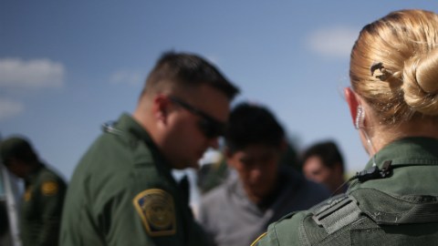 Estas imágenes fueron tomadas el pasado verano, cuando los agentes de la frontera con México detuvieron a inmigrantes que intentaban cruzar a EEUU.