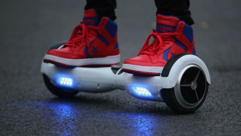 El hoverboard es el nuevo aparato de moda. Son pequeñas plataformas con ruedas usadas para desplazarse mientras el usuario aguanta el equilibrio.