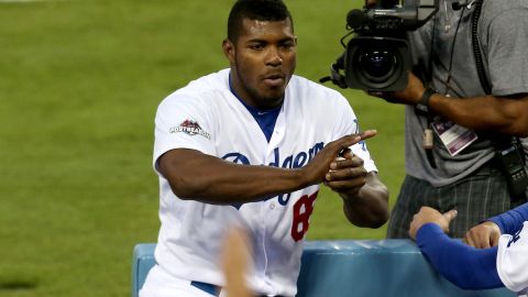 Yasiel Puig, jugador de los Dodgers, es uno de los peloteros cubanos que viajan este martes a Cuba como parte de una delegación especial de MLB.