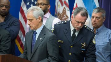 El ya exsuperintendente de la Policía de Chicago, Garry McCarthy (der.) y el alcalde de Chicago Rahm Emanuel.