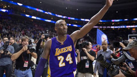 Kobe Bryant fue despedido con una gran ovación por los aficionados en Filadelfia, su ciudad natal, a donde ya no volverá en activo.