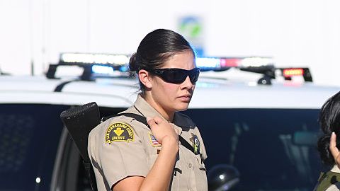 Alguaciles responden a un tirooteo ocurrido en Inland Regional Center, en San Bernardino, California.