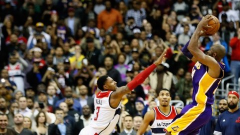 Kobe Bryant dispara sobre Bradley Beal, de los Wizards, para uno de los encestes decisivos en la recta final del partido.